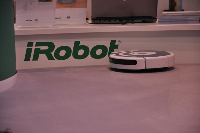 «iRobot» تحت ضغط الرسوم الجمركية والمنافسة الصينية.. هل كانت سياسات ترامب التجارية الشرارة التي عجلت بإفلاس صانعة المكانس الذكية «Roomba»؟