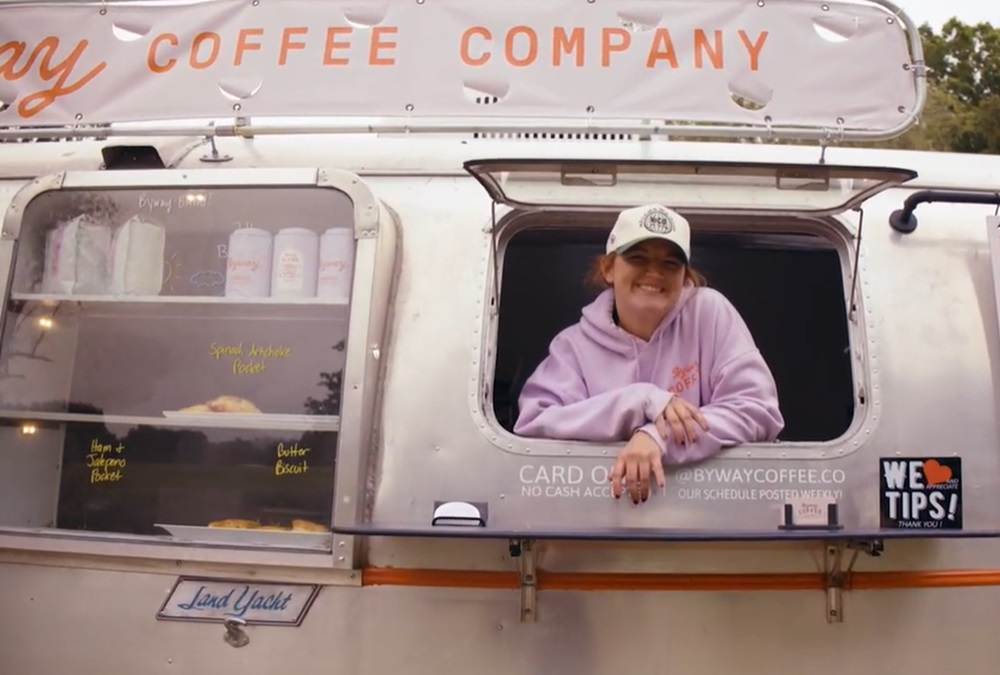 «Byway Coffee» من مقطورة Airstream قديمة إلى مقهى متنقل لافت يحقق أكثر من 500 ألف دولار سنويًا ويجسد نجاح ريادة الأعمال غير التقليدية