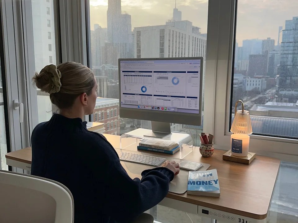 ثلاثينية تكسر قيود الوظيفة وتدخل عالم الثروة ذات السبعة أرقام