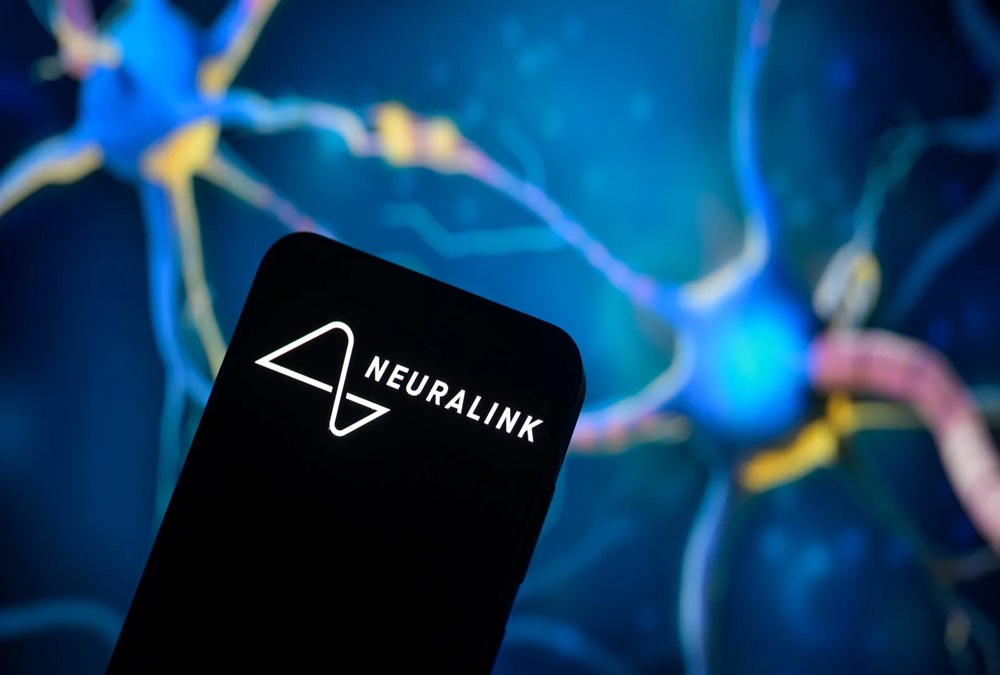 «نيورالينك» تنتقل إلى الإنتاج الواسع وتستعد لإطلاق جراحات زراعة دماغ مؤتمتة بالكامل