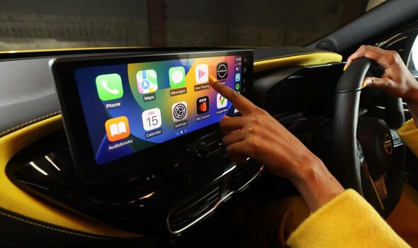 نهاية احتكار «Siri».. «آبل» تسمح بدخول مساعدات ذكاء اصطناعي منافسة إلى «CarPlay»